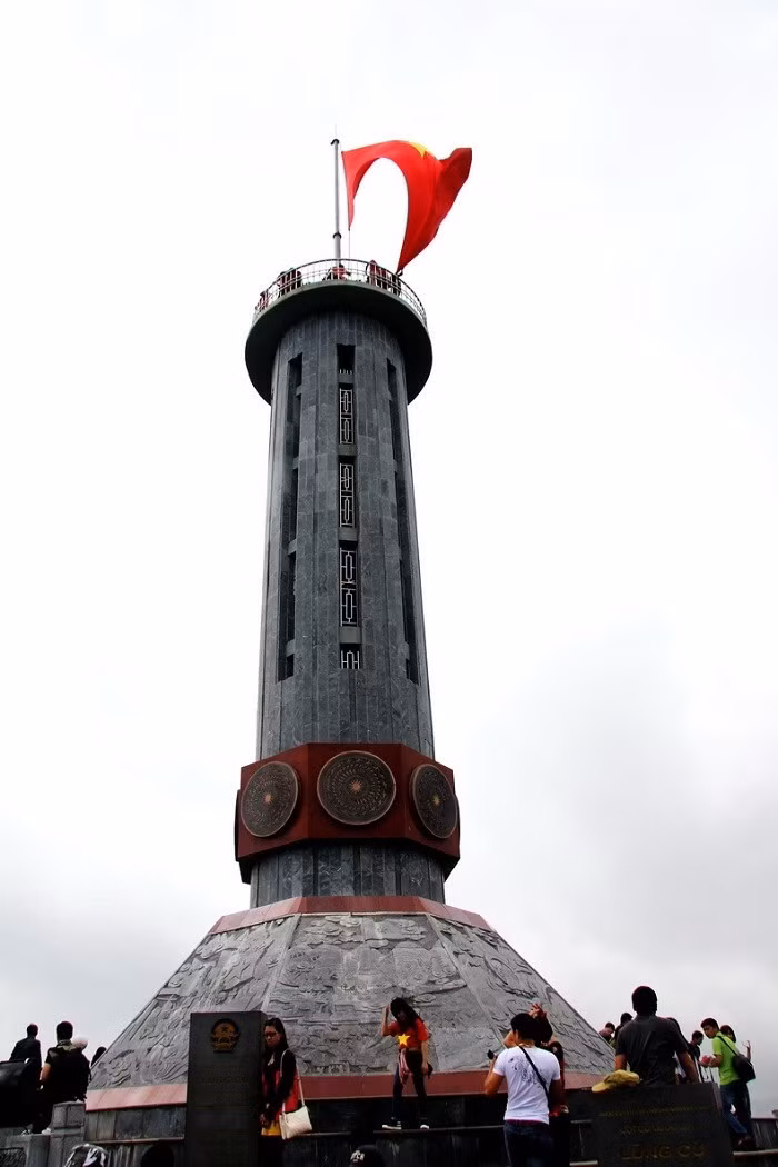 Cột cờ Lũng Cú được coi như cột mốc cao nhất đánh dấu biên cương lãnh thổ Việt. Ảnh: Khuê Việt Trường