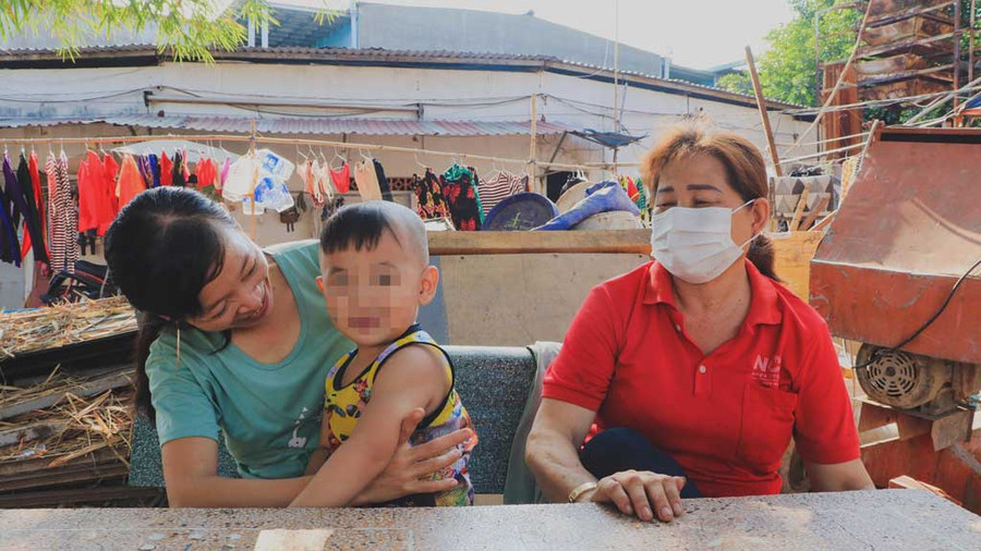 Cô Trần Hồng Xuân (phải) chọn làm việc ca đêm mới đủ trang trải chi phí gia đình