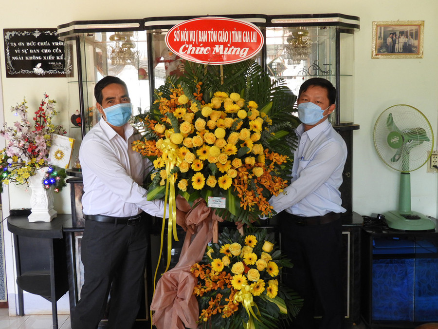 Phó Trưởng ban Tôn giáo tỉnh Nguyễn Văn Nô (bìa phải) tặng lẵng hoa chúc mừng Ban đại diện Tin lành tỉnh nhân dịp lễ Phục sinh. Ảnh: Thanh Nhật Phó Trưởng Ban Tôn giáo tỉnh Nguyễn Văn Nô (phải) tặng lẵng hoa chúc mừng Ban đại diện Tin lành tỉnh nhân dịp Lễ Phục sinh. Ảnh: Thanh Nhật
