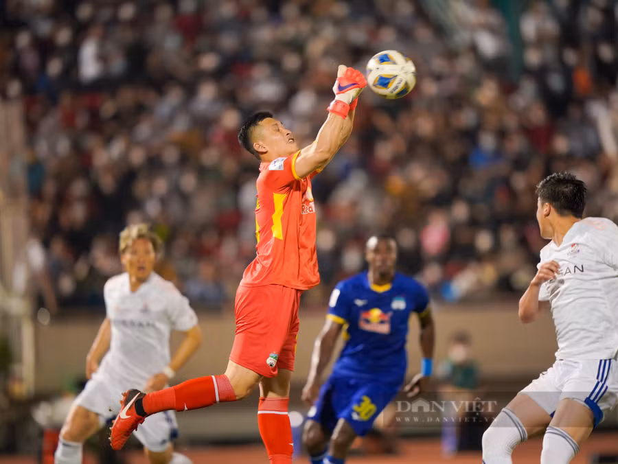 Đại diện của bóng đá Việt Nam duy trì được thế trận tốt ở hiệp 2. Yokohama cầm bóng nhiều hơn, nhưng sức ép mà họ tạo ra cho hàng thủ HAGL không đáng kể. Đội khách chỉ tạo ra được cơ hội từ số ít những quả tạt nhằm đến vị trí của Leo Ceara. Đại diện của bóng đá Việt Nam duy trì được thế trận tốt ở hiệp 2. Yokohama cầm bóng nhiều hơn, nhưng sức ép mà họ tạo ra cho hàng thủ HAGL không đáng kể. Đội khách chỉ tạo ra được cơ hội từ số ít những quả tạt nhằm đến vị trí của Leo Ceara.