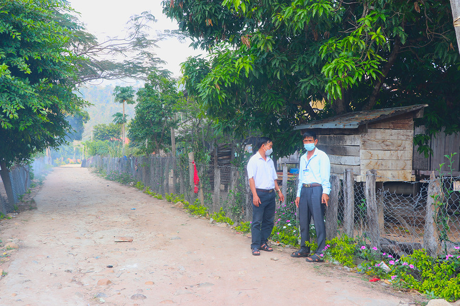 Năm 2021, hội viên CCB xã Đak Kơ Ning đã đóng góp gần 400 ngày công giúp 100% hộ hội viên làng Htiên làm hàng rào, xây dựng công trình phụ. Ảnh: Ngọc Minh Năm 2021, hội viên CCB xã Đak Kơ Ning đã đóng góp gần 400 ngày công giúp 100% hộ hội viên làng Htiên làm hàng rào, xây dựng công trình phụ. Ảnh: Ngọc Minh