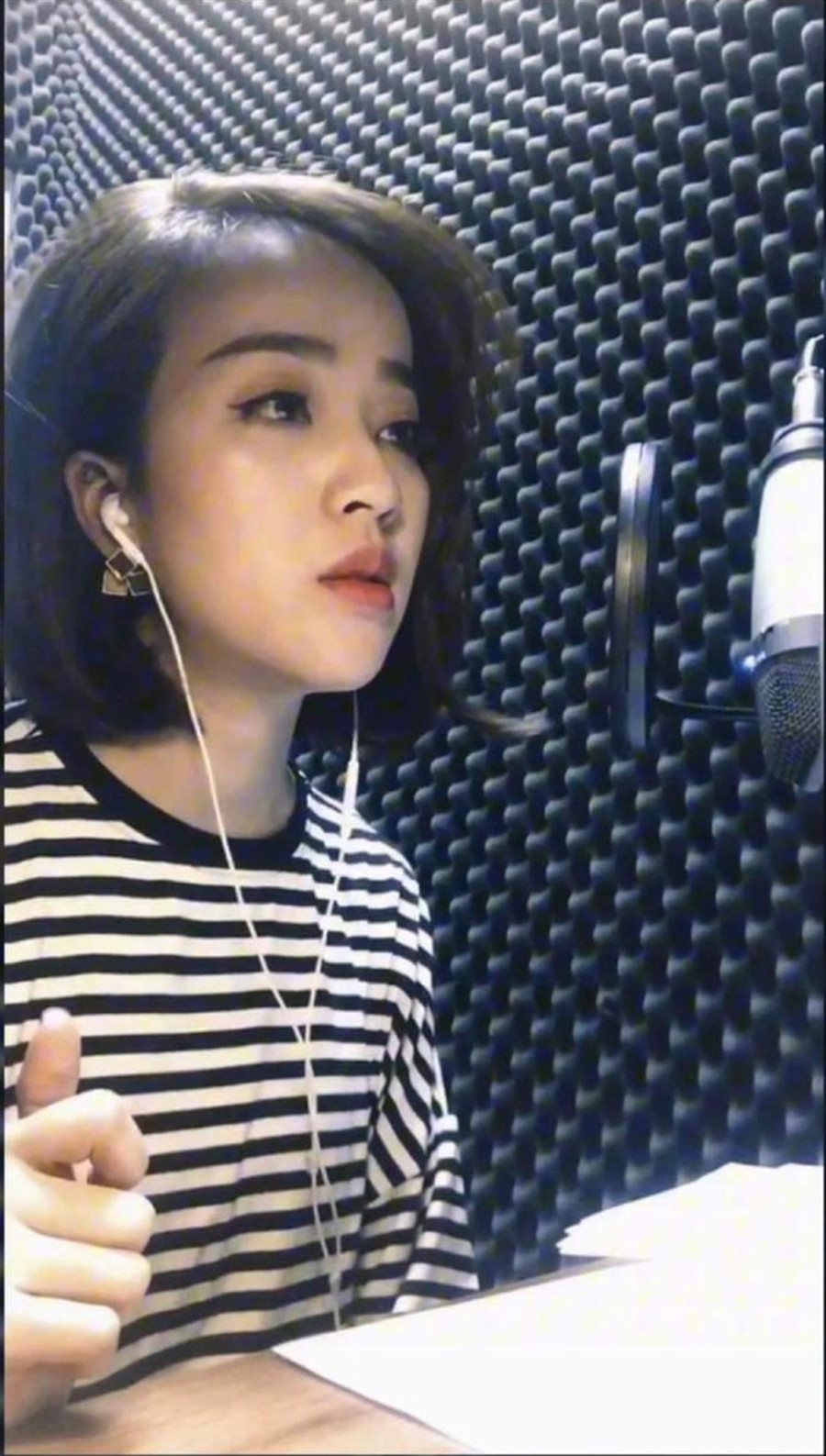 MC Xuân Quỳnh trong một buổi thực hiện thu âm sách nói. Ảnh nhân vật cung cấp