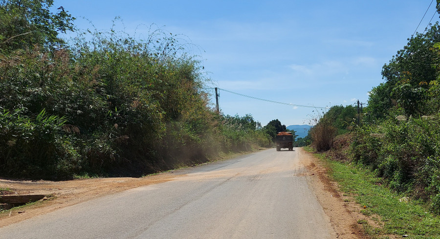 2 Xe chở đất từ một mỏ khai thác đất trái phép tại xã Đăk Xú, H.Ngọc Hồi. Ảnh: