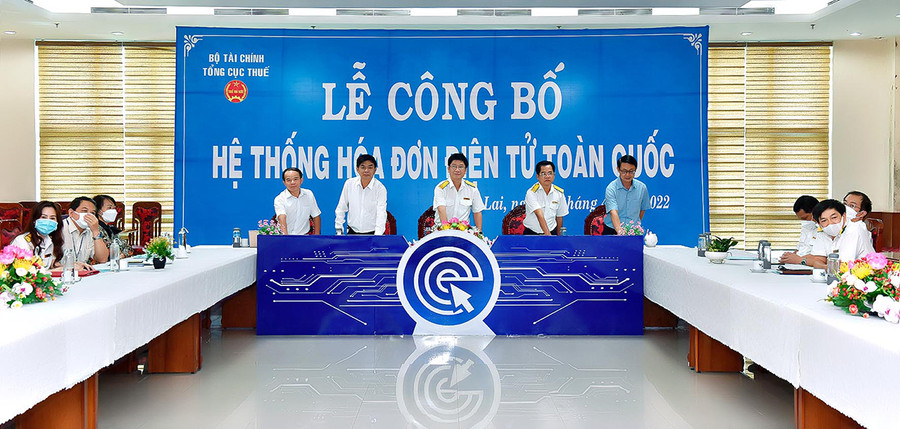  Tại điểm cầu Cục Thuế tỉnh, các đại biểu tham gia nghi lễ kích hoạt hóa đơn điện tử toàn quốc. Ảnh: Đức Thụy