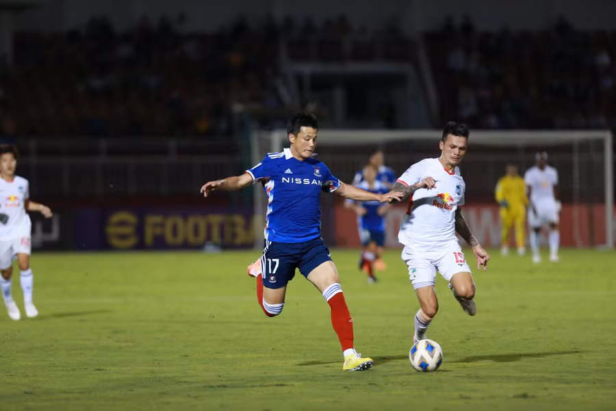 Hữu Tuấn (bìa phải) đã phạm lỗi với đối phương dẫn đến quả phạt 11 m trong hiệp 1. Ảnh: Quang Thịnh