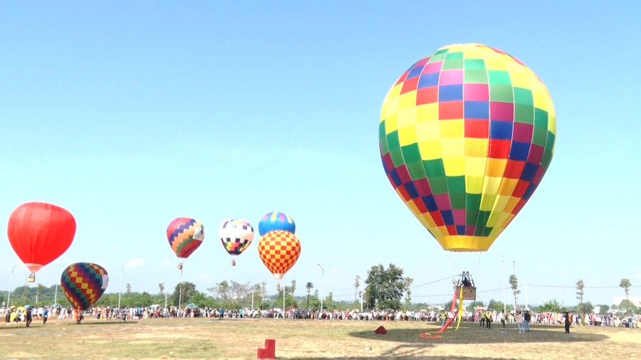 Có nhiều quả khinh khí cầu có kích thước lớn