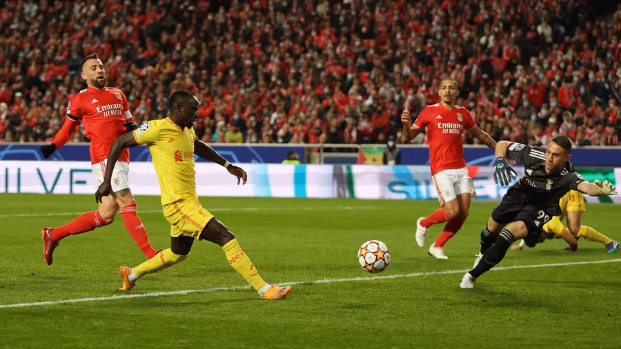 Mane nhân đôi cách biệt cho Liverpool trên sân khách. Ảnh: REUTERS