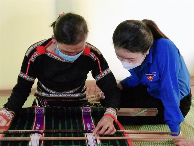 Bạn trẻ ở Tuy Đức (Đắk Nông) tìm hiểu cách dệt thổ cẩm truyền thống Bạn trẻ ở Tuy Đức (Đắk Nông) tìm hiểu cách dệt thổ cẩm truyền thống