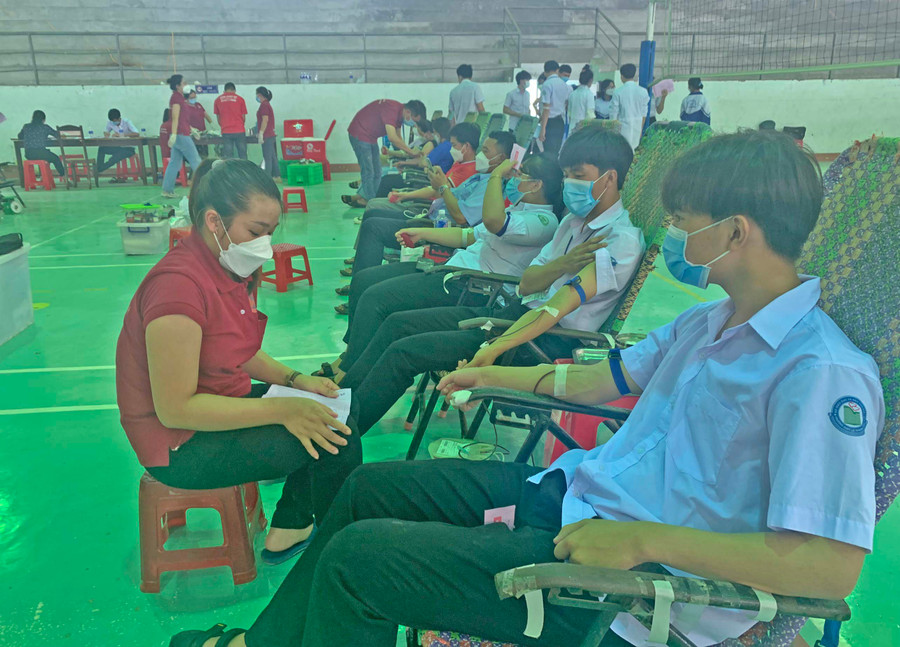 Học sinh các trường THPT và người dân thị xã Ayun Pa tham gia hiến máu tình nguyện. Ảnh: Nguyên Hương Học sinh các trường THPT và người dân thị xã Ayun Pa tham gia hiến máu tình nguyện. Ảnh: Nguyên Hương