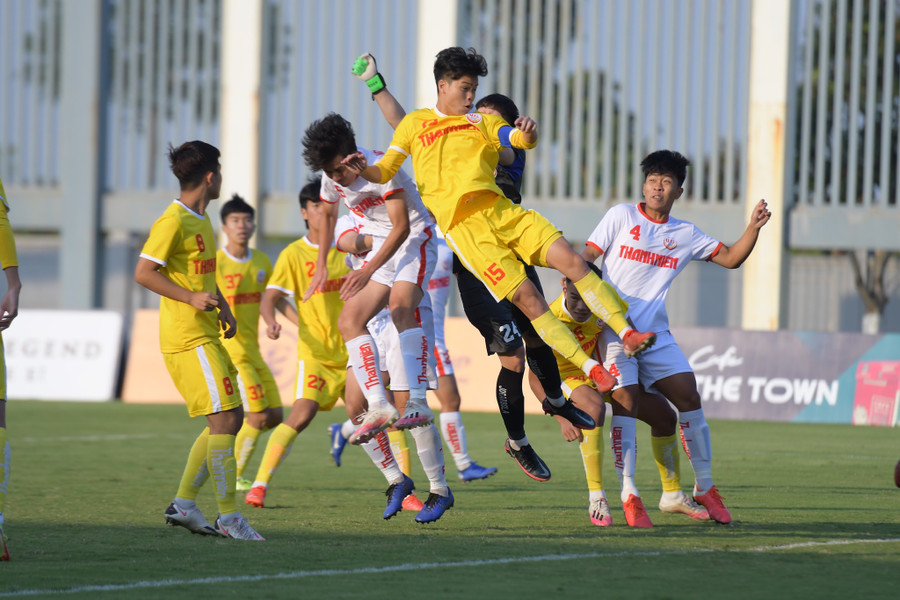 Đội trưởng Nguyễn Đức Anh (15) chỉ huy hàng thủ U.19 Hà Nội. Ảnh: Minh hiếu Đội trưởng Nguyễn Đức Anh (15) chỉ huy hàng thủ U.19 Hà Nội. Ảnh: Minh hiếu