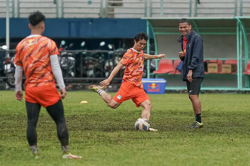 HLV Kiatisak luyện bài cho Công Phượng trước khi vào giải. Ảnh: ANH PHƯƠNG HLV Kiatisak luyện bài cho Công Phượng trước khi vào giải. Ảnh: ANH PHƯƠNG