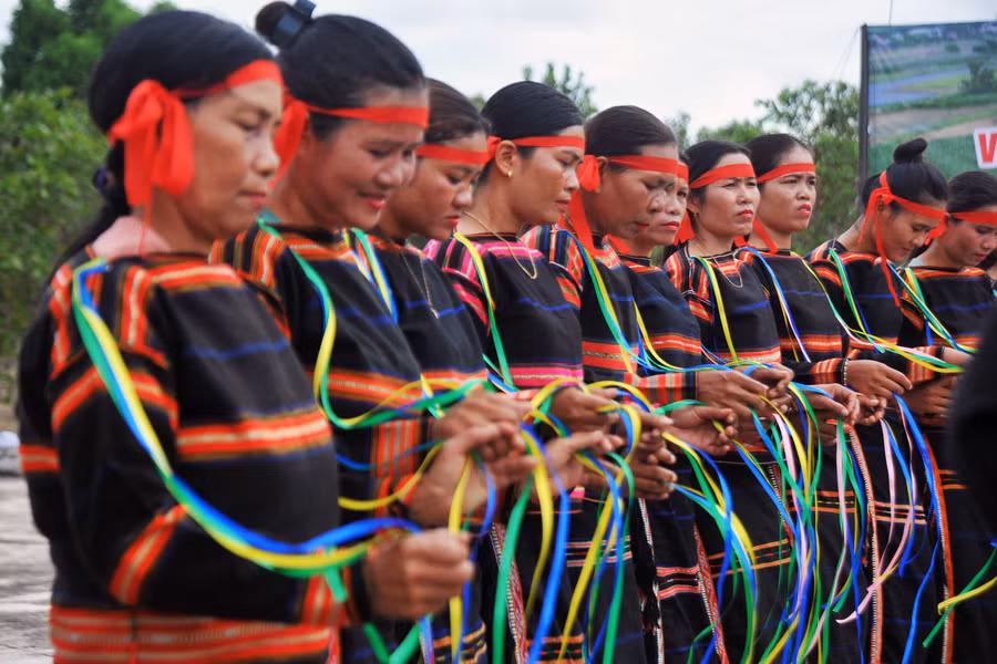 Các nghệ nhân múa xoang tự tin theo nhịp chiêng. Ảnh: Đức Thụy