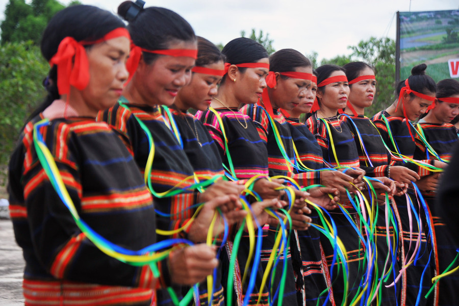 Các nghệ nhân múa xoang tự tin theo nhịp chiêng. Ảnh: Đức Thụy