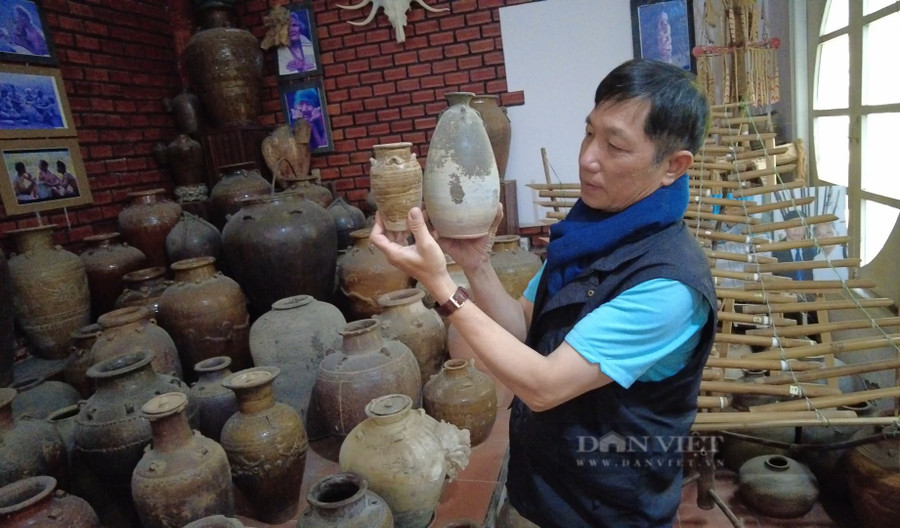 Những chiếc ché nhỏ của người dân tộc thiểu sổ dùng trong các lễ cúng được thượng tá Đặng Minh Tâm sưu tầm. Ảnh: Văn Long.