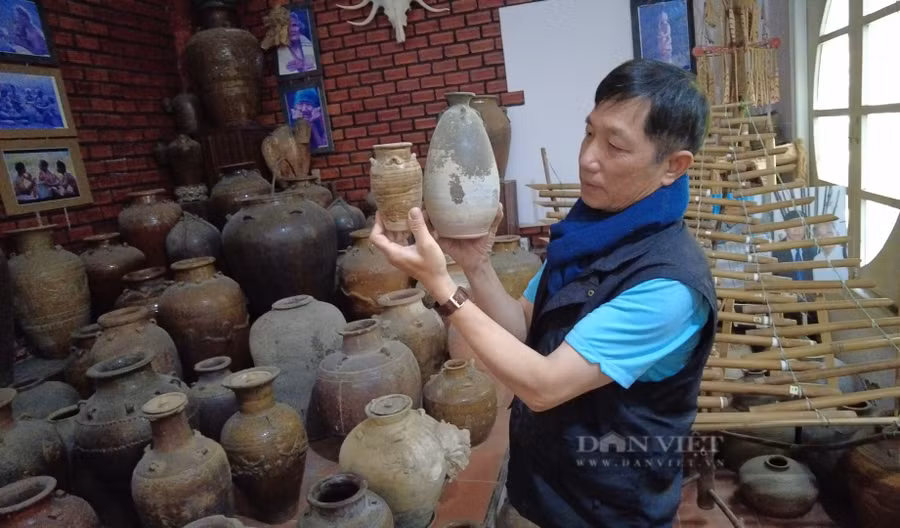 Những chiếc ché nhỏ của người dân tộc thiểu sổ dùng trong các lễ cúng được thượng tá Đặng Minh Tâm sưu tầm. Ảnh: Văn Long.