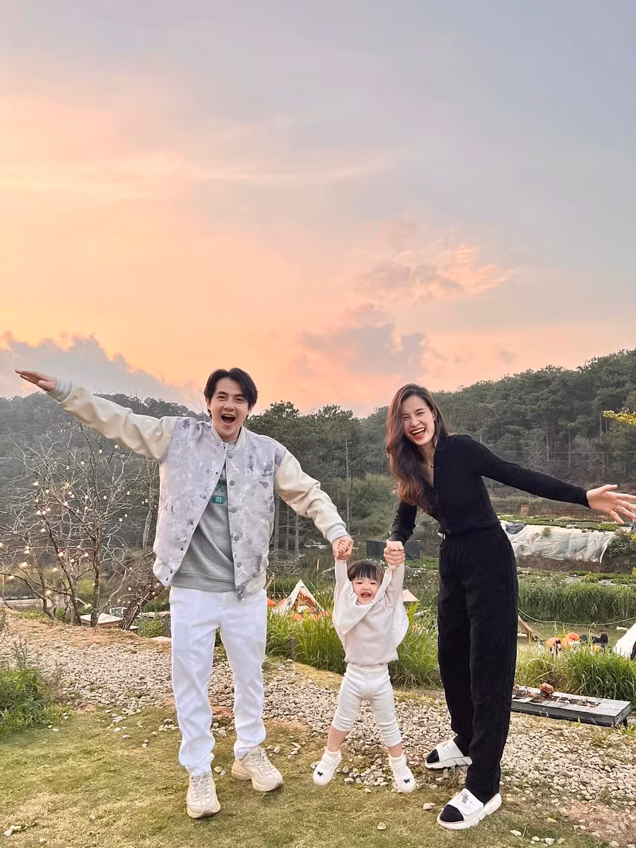 Bên cạnh sự nghiệp thành công, Đông Nhi còn khiến khán giả ngưỡng mộ khi có một gia đình hạnh phúc, viên mãn. Ảnh: FBNV