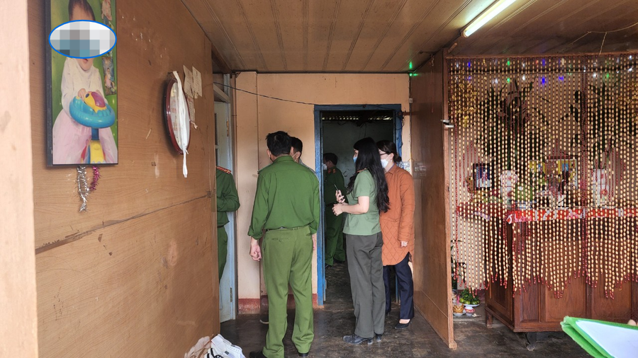 Khám nghiệm căn phòng xảy ra án mạng. Ảnh: Lâm Viên