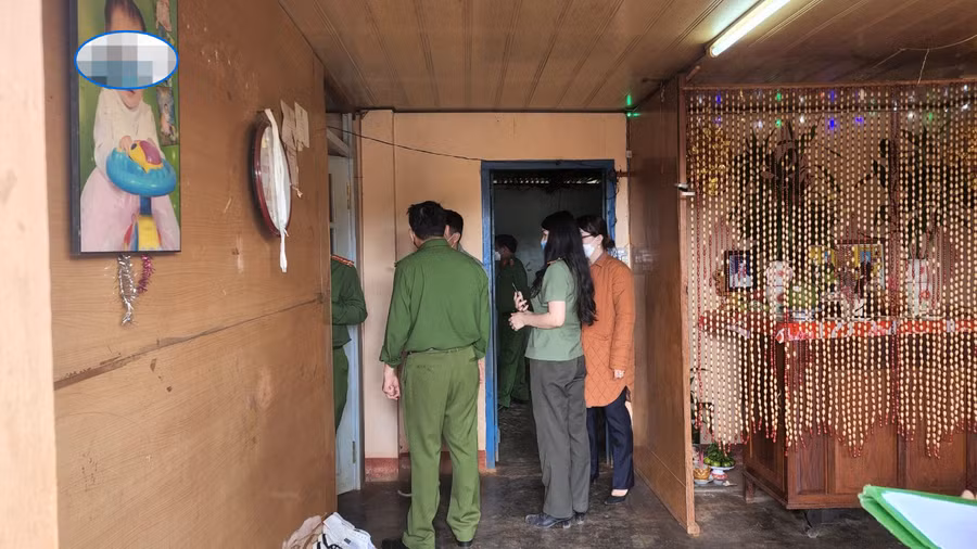 Khám nghiệm căn phòng xảy ra án mạng. Ảnh: Lâm Viên