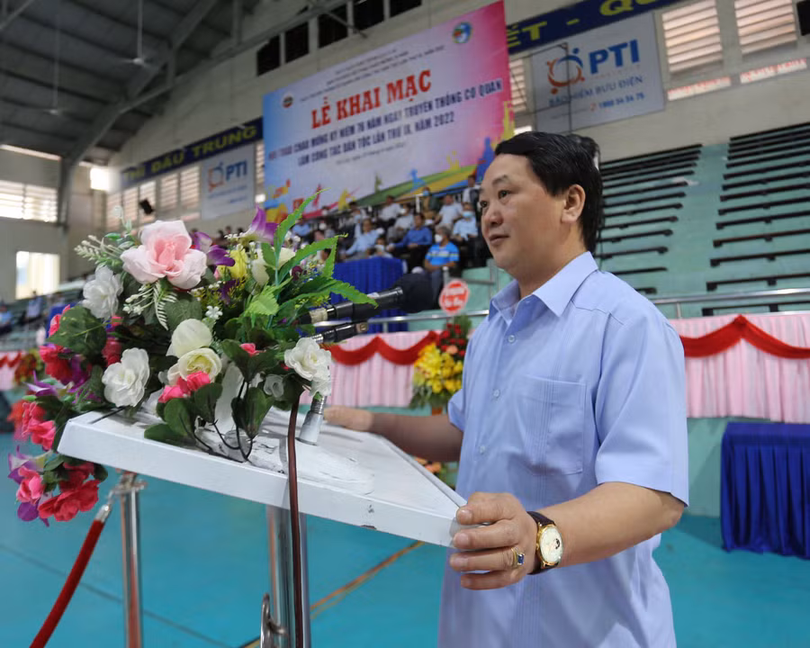 Đồng chí Hầu A Lềnh phát biểu tại lễ khai mạc. Ảnh: Văn Ngọc