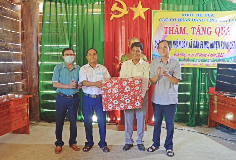 Trưởng ban Dân vận Tỉnh ủy tặng quà cho Đảng ủy-UBND-HĐND-Ủy ban MTTQ Việt Nam xã. Ảnh: Anh Huy