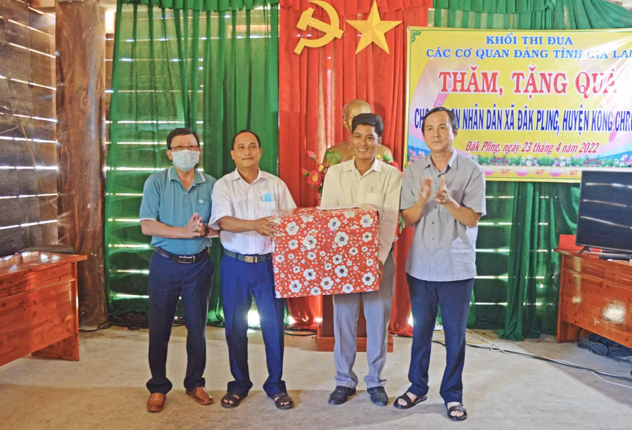 Trưởng ban Dân vận Tỉnh ủy tặng quà cho Đảng ủy-UBND-HĐND-Ủy ban MTTQ Việt Nam xã. Ảnh: Anh Huy
