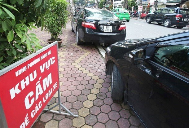Đỗ xe ghếch bánh lên vỉa hè. Ảnh GT