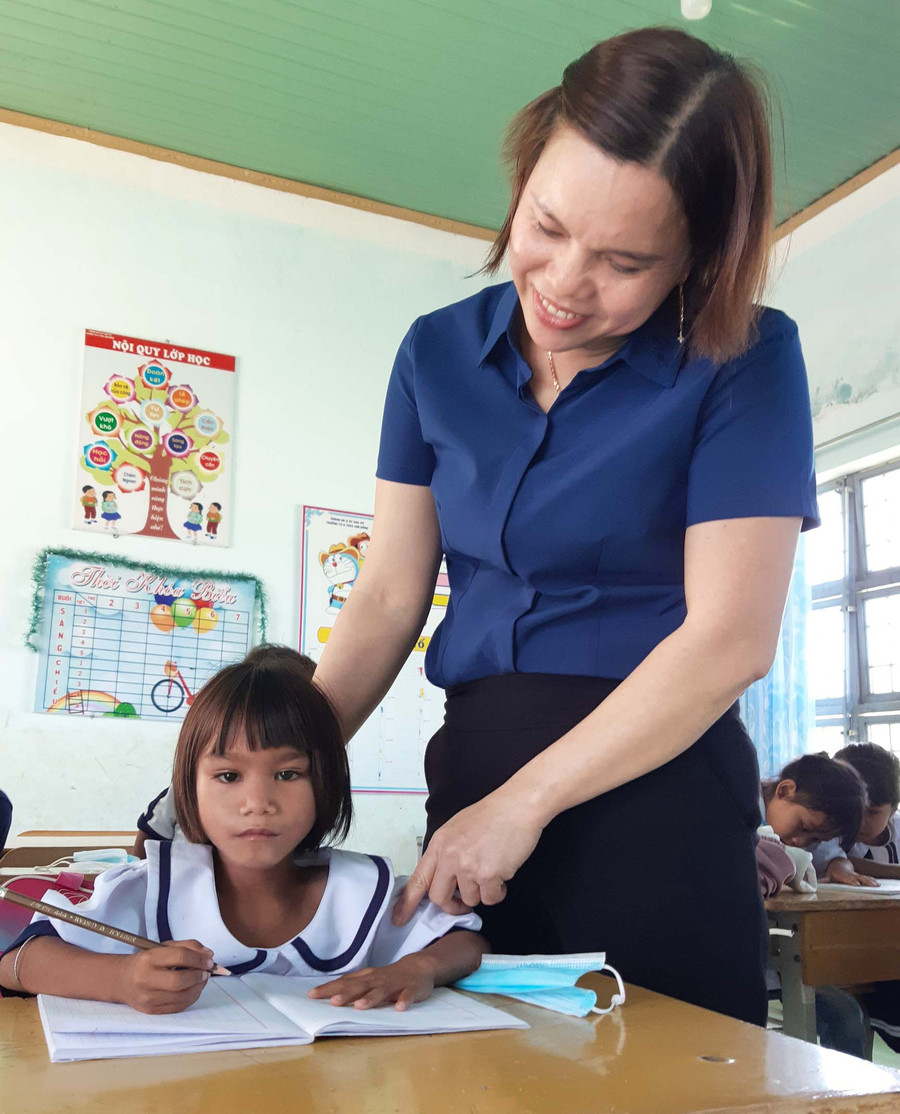 Không chỉ làm tốt công tác chuyên môn, cô Trần Thị Hà còn kết nối với nhiều mạnh thường quân giúp đỡ các em có hoàn cảnh khó khăn. Ảnh: Nhật Hào