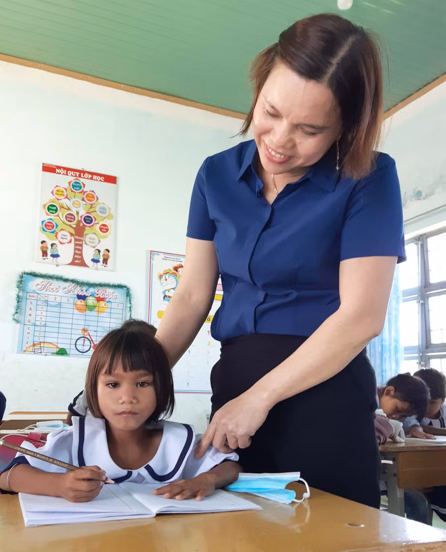 Không chỉ làm tốt công tác chuyên môn, cô Trần Thị Hà còn kết nối với nhiều mạnh thường quân giúp đỡ các em có hoàn cảnh khó khăn. Ảnh: Nhật Hào