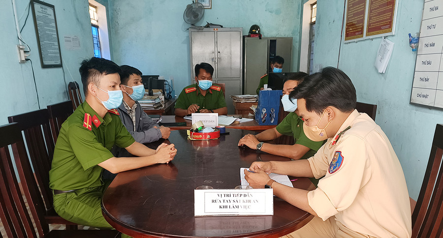 Công an xã Ia Hiao thường xuyên phối hợp với các Đội nghiệp vụ Công an huyện Phú Thiện để nắm chắc tình hình địa bàn. Ảnh: R'Ô HOK Công an xã Ia Hiao thường xuyên phối hợp với các Đội nghiệp vụ Công an huyện Phú Thiện để nắm chắc tình hình địa bàn. Ảnh: R'Ô HOK