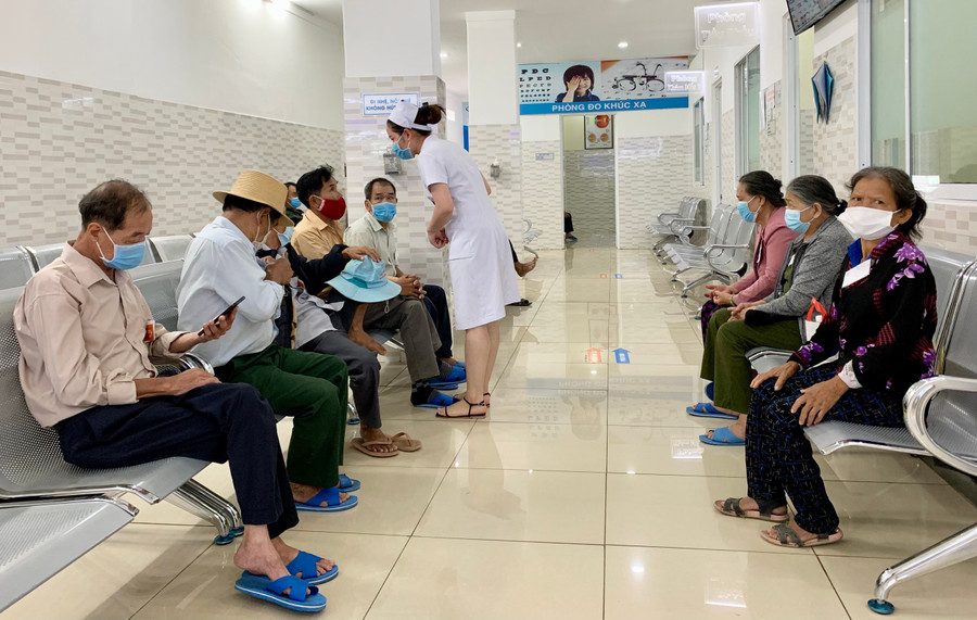 Trung bình mỗi ngày bệnh viện khám chữa bệnh cho khoảng 100 lượt khám. Ảnh: Như Ý