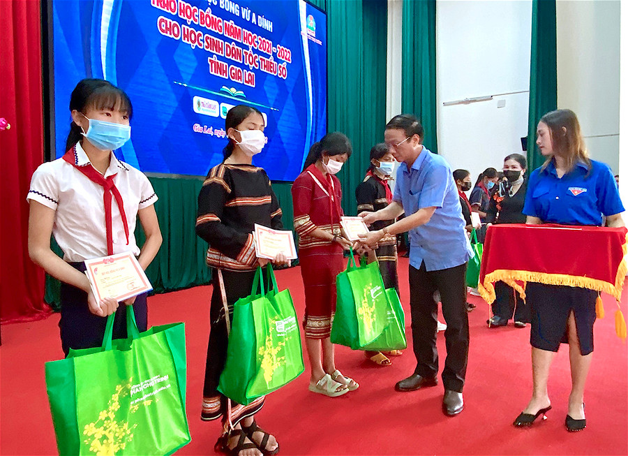  Phó Giám đốc Thường trực Quỹ học bổng Vừ A Dính Nguyễn Trân Châu trao học bổng cho học sinh DTTS có hoàn ảnh khó khăn của huyện Chư Păh. Ảnh: Mộc Trà