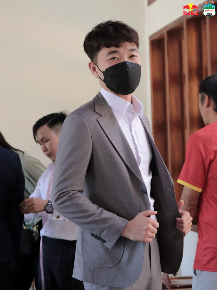 Doanh nhân Xuân Trường cũng rất thích thú với bộ vest lịch lãm. Ảnh: HAGL FC