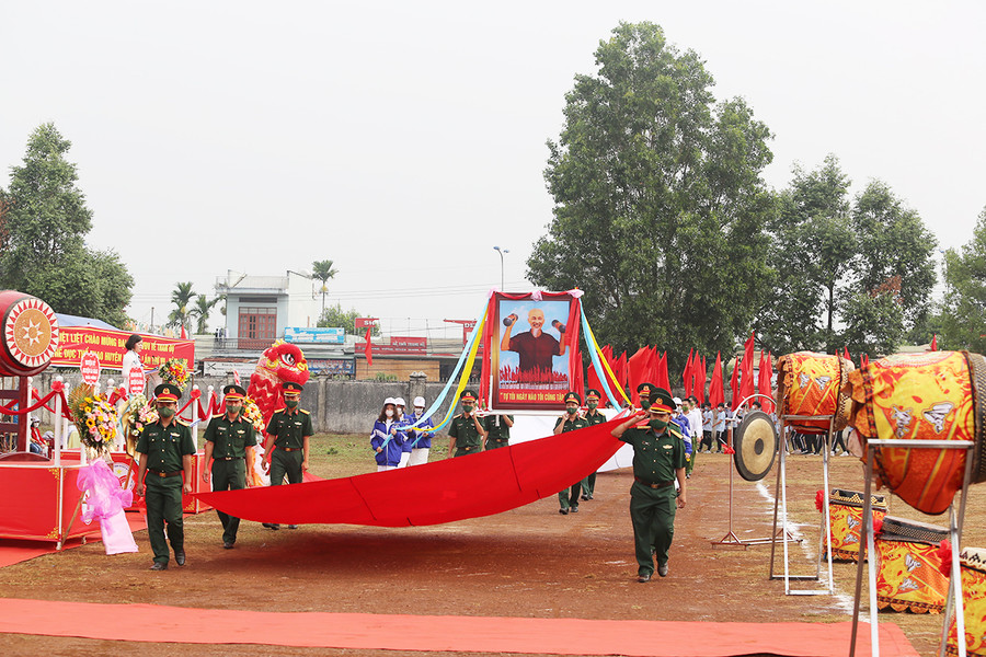 Màn diễu hành cờ Tổ quốc và kiệu ảnh Bác Hồ đã diễn ra long trọng Ảnh Văn Ngọc