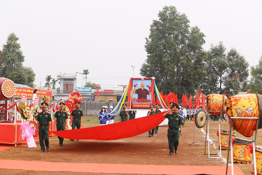 Màn diễu hành cờ Tổ quốc và kiệu ảnh Bác Hồ đã diễn ra long trọng Ảnh Văn Ngọc