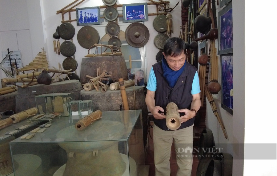 Thượng tá Đặng Minh Tâm biểu diễn một đoạn nhạc bằng đàn Chapi của người Raglai cho phóng viên thưởng thức. Ảnh: Văn Long.