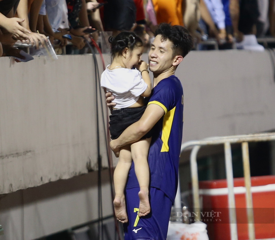 Sau trận đấu, Hồng Duy đã chạy về phía khán đài nơi có gia đình mình đang đứng để chào hỏi. Đồng thời, Hồng Duy cũng bế cháu của con anh trai xuống sân chơi đùa.