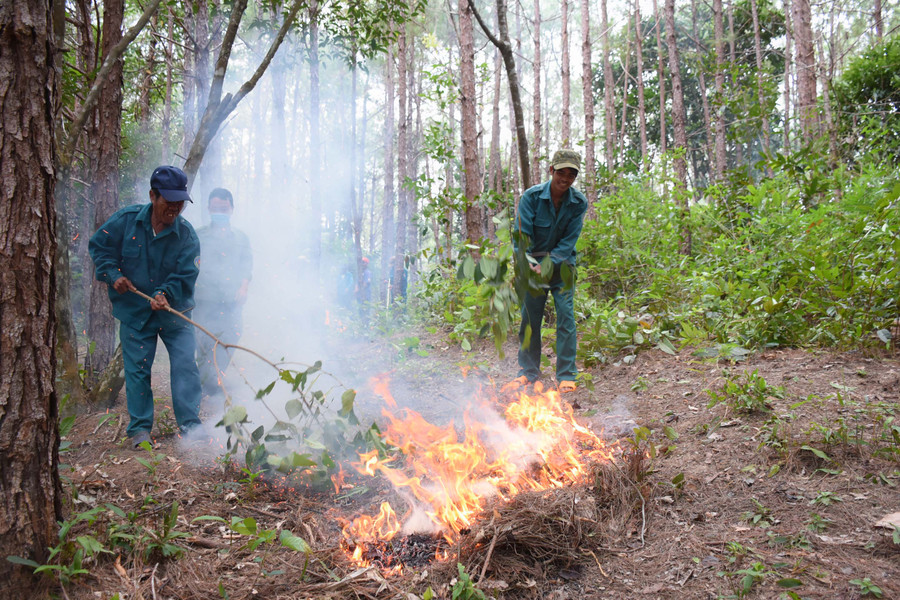 Các hộ dân ở xã Ia Khươl (huyện Chư Păh) đốt phần thực bì để phòng cháy rừng. Ảnh: Minh Phương