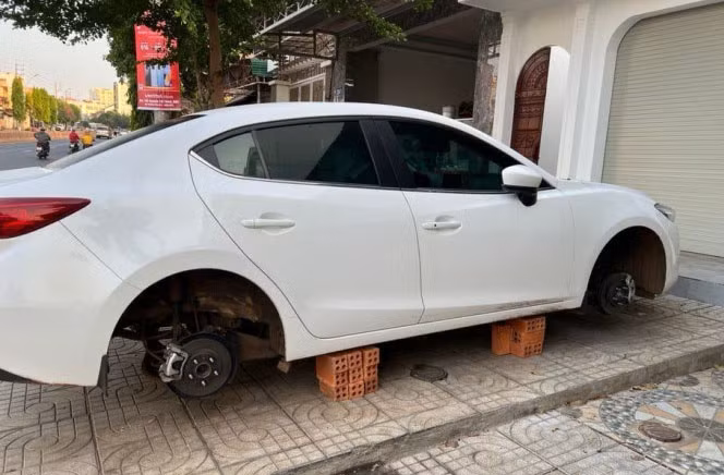 Chiếc xe bị Hổ tháo trộm 4 bánh. Ảnh: Người dân cung cấp