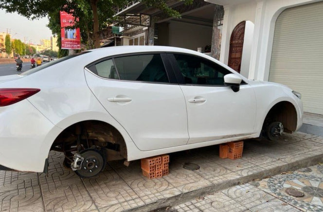 Chiếc xe bị Hổ tháo trộm 4 bánh. Ảnh: Người dân cung cấp