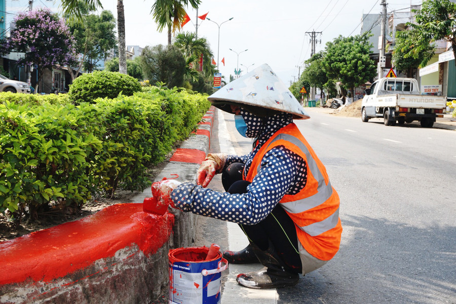 Sơn sửa dải phân cách đường Hùng Vương. Ảnh: VT Sơn sửa dải phân cách đường Hùng Vương. Ảnh: VT