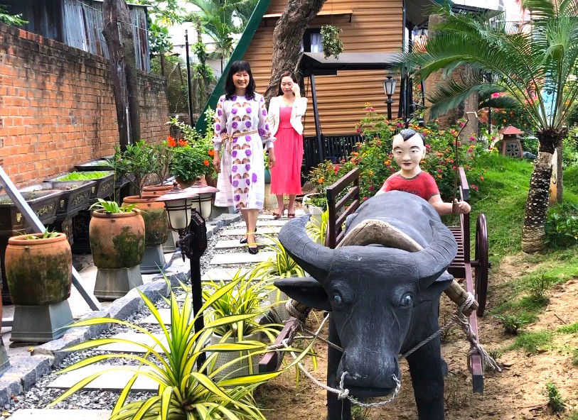 Phong cảnh nhà vườn của gia đình chị Tuyết mang hơi hướng làng quê Việt. Ảnh: Ngọc Minh