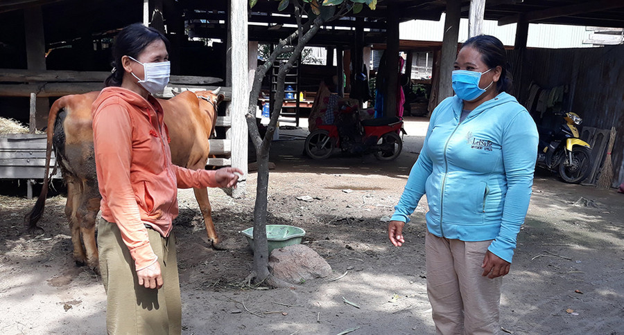 Chị H'Đa (bên phải) trao đổi với chị Ksor H'Tlun về các biện pháp phòng-chống bệnh viêm da nổi cục ở trâu bò. Ảnh: Mai Linh Chị H'Đa (bên phải) trao đổi với chị Ksor HTlun về các biện pháp phòng chống bệnh viêm da nổi cục ở trâu bò. Ảnh: Mai Linh