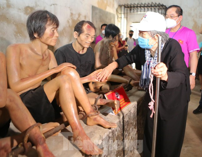 Nữ cựu tù Côn Đảo Nguyễn Thị Ni thăm lại nhà tù Phú Hải nơi bà từng bị địch giam giữ.