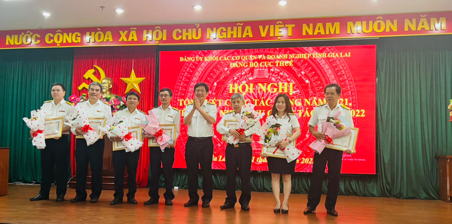 Đảng ủy Cục Thuế tỉnh tặng giấy khen cho các đảng viên có thành tích xuất sắc trong công tác Đảng năm 2021. Ảnh: Sơn Ca