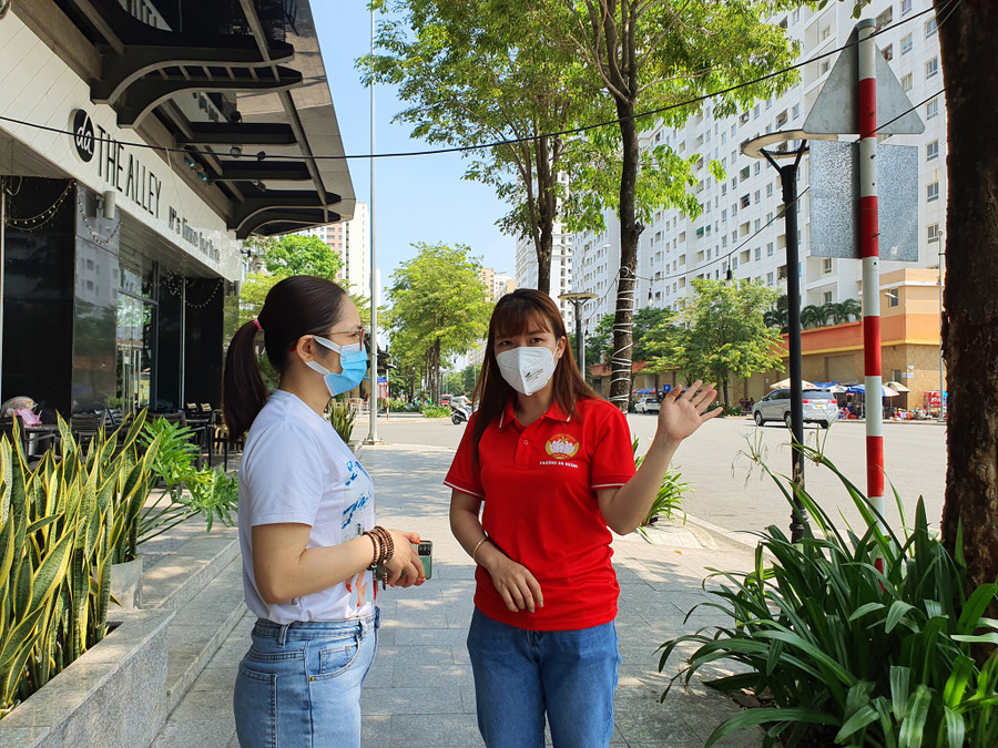 Thanh (phải) đang trao đổi công việc