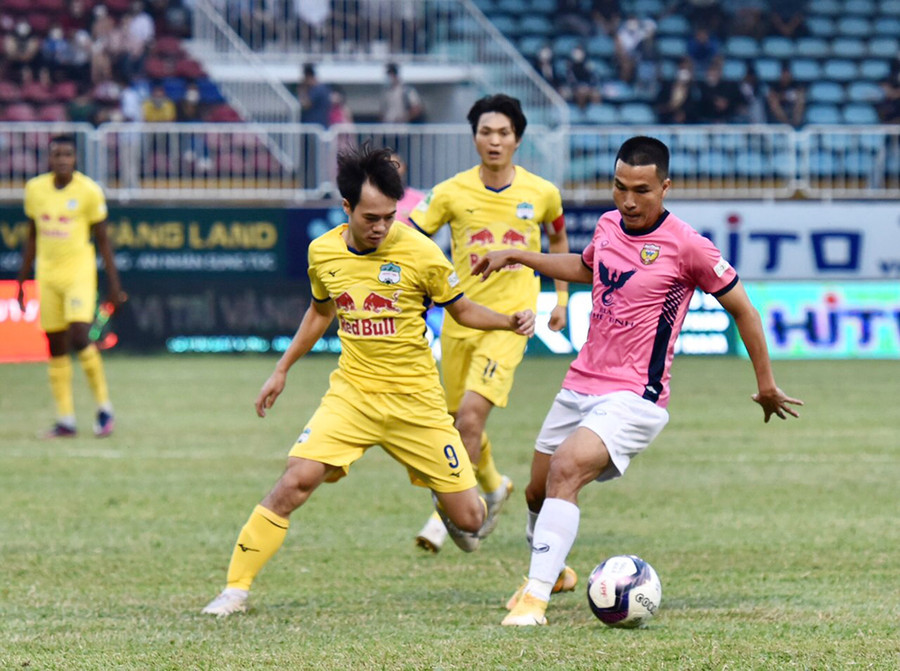  Văn Toàn (trái) cùng đồng đội đã gặp khó trước hàng thủ của Hồng Lĩnh Hà Tĩnh. Ảnh: Văn Ngọc