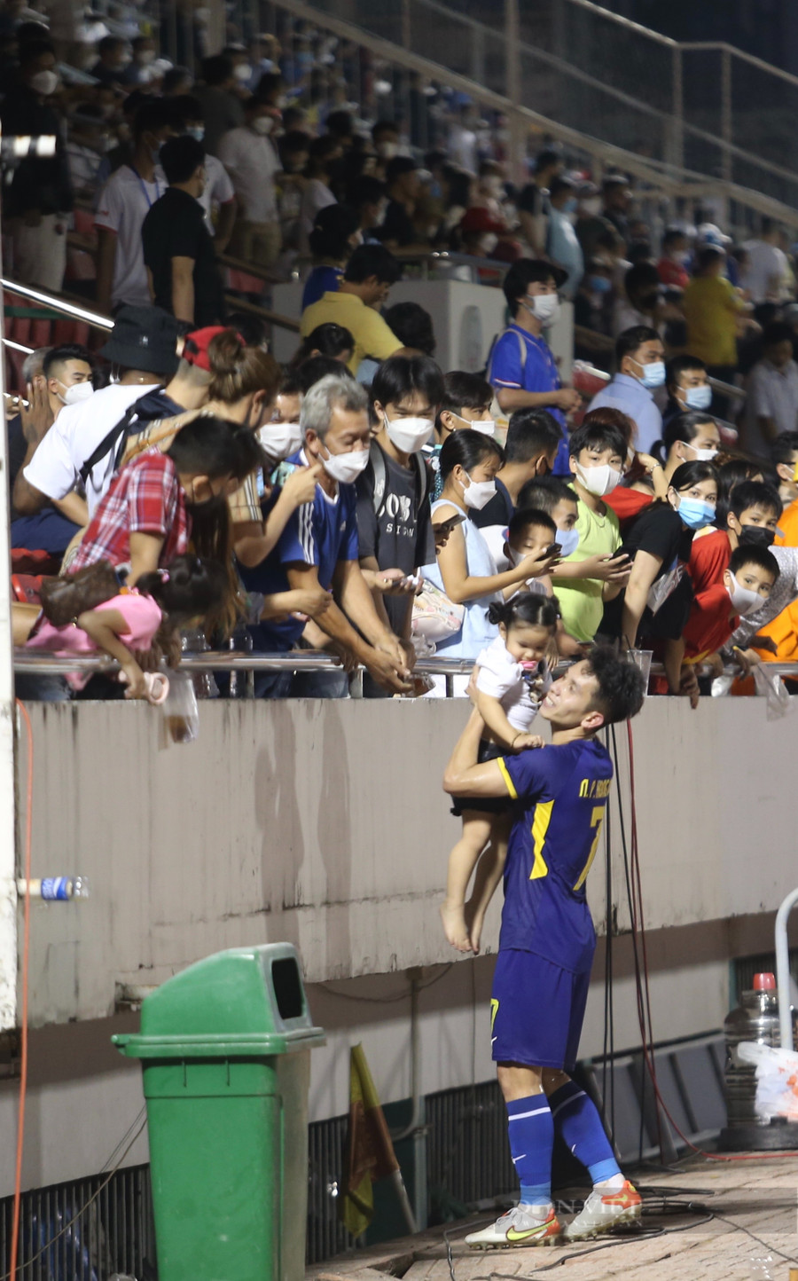 Hồng Duy trả cháu về cho gia đình và cùng CLB Hoàng Anh Gia Lai chuẩn bị cho trận đấu tiếp theo gặp Sydney FC vào lúc 18h ngày 19/4.