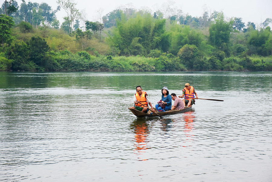 Một chiếc độc mộc được đưa xuống bến sông để truyền dạy kỹ năng chèo thuyền cho học viên. Ảnh: Lam Nguyên