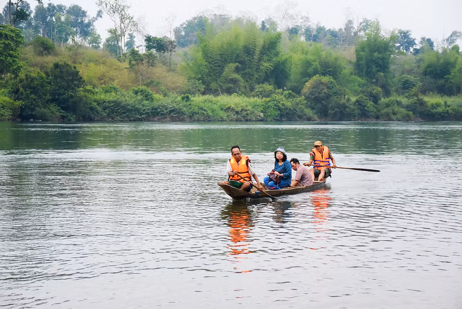Một chiếc độc mộc được đưa xuống bến sông để truyền dạy kỹ năng chèo thuyền cho học viên. Ảnh: Lam Nguyên