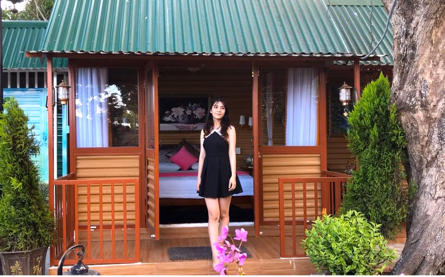 Homestay của gia đình chị Tuyết nằm giữa không gian yên tĩnh, rực rỡ sắc hoa, rất thích hợp với những du khách yêu thiên nhiên, thích sự lãng mạn. Ảnh: Ngọc Minh